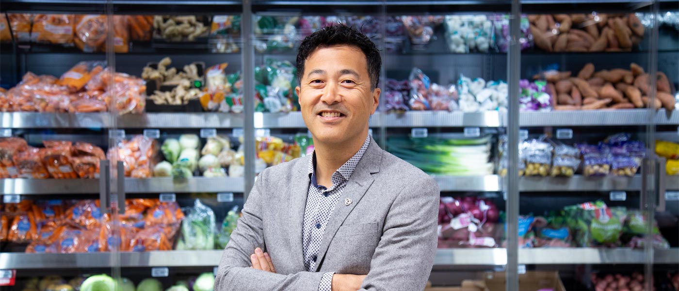 Magne Wang Fredriksen besøker dagligvarebutikk og ser på grønnsaker/ frukt/ sunn mat