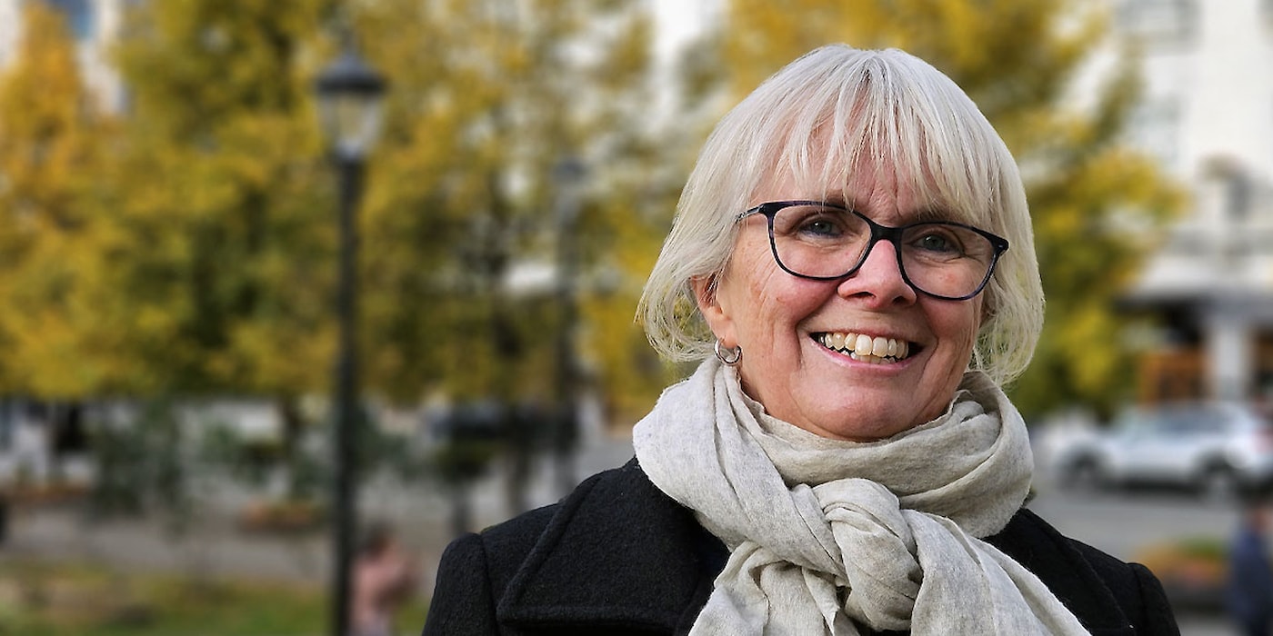 Mari Larsen på løvebakken foran Stortinget