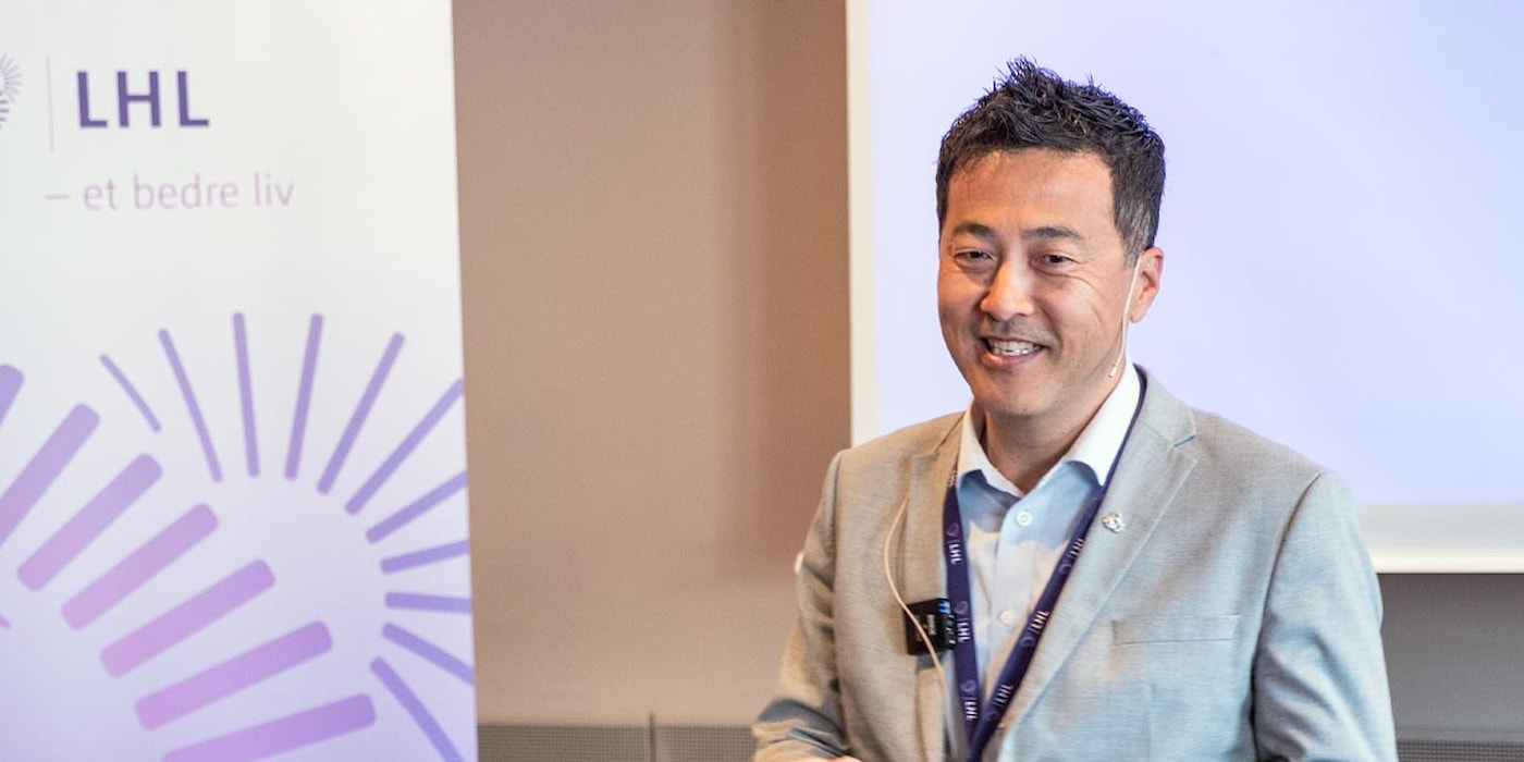 Magne Wang Fredriksen, generalsekretær i LHL, på scenen under et arrangement