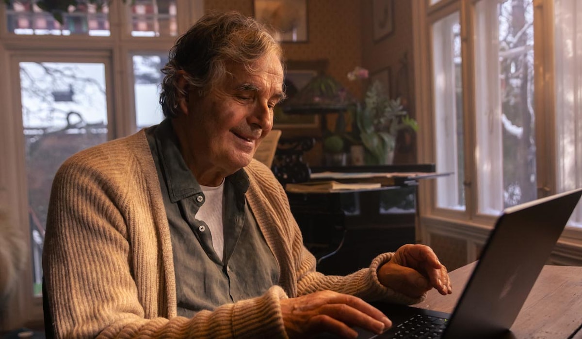 Bestefar som skriver på PC